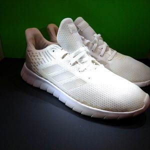 White Adidas ASWEERUN size 8